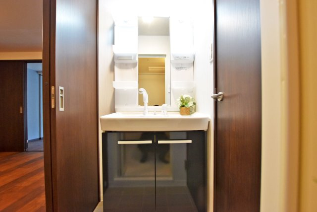 夙川第三コーポラスの独立洗面台|使いやすさがぎゅっと詰まったコンパクトドレッサー◎
洗面下は収納があり日用品やスキンケア用品などもたくさんしまえてすっきりとした空間に。
