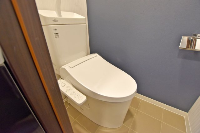 夙川第三コーポラスのトイレ|温水洗浄便座付きトイレで、座った時にヒヤっとせず年中快適なトイレ時間を過ごせます。