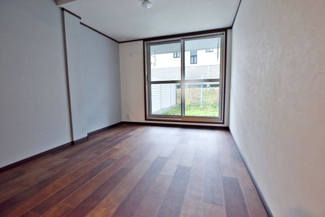 夙川第三コーポラスの洋室|-洋室4.9帖-
室内にたっぷりと自然光を取り入れてくれ、心地よくお過ごしいただける空間です。