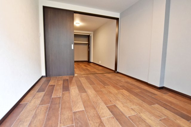 夙川第三コーポラスの子供部屋|-洋室4.9帖-
収納付き家具などお好きな家具をレイアウトして楽しめそうです◎