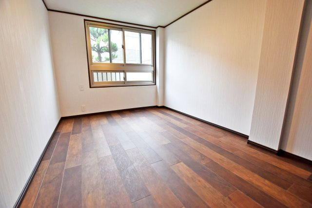 夙川第三コーポラスの寝室|-洋室5.1帖-
全居室洋室で家具や敷物のカスタマイズを楽しめます。