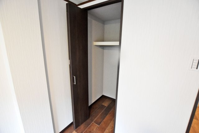 夙川第三コーポラスの洋室|-洋室5.1帖-
クローゼットはコンパクトなサイズですが、お洋服もしっかり収納していただけます