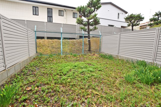 夙川第三コーポラスの庭|戸建て感覚の生活が楽しめる専用庭付きです。
南向きで日照が豊富でガーデニング、家庭菜園を楽しめます。
