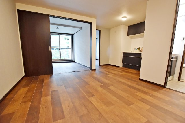 夙川第三コーポラスの居間・リビング|リビングと洋室の境の扉が大きく開放できるので合わせて約14.7帖の広さとして使えます。
