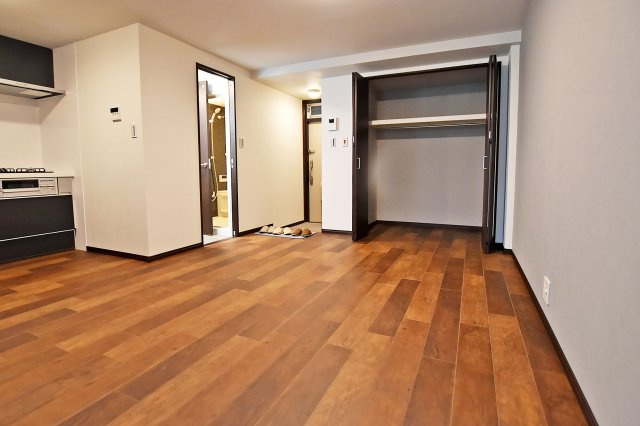 夙川第三コーポラスの居間・リビング|大きな収納スペースがあり、LDKを広々とご利用いただけます◎
 リフォームの際にクロス・フローリング張替済の為、室内大変美麗です。 ぜひ一度、ご内覧ください。