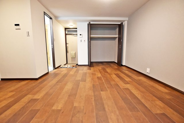 夙川第三コーポラスの居間・リビング|コンパクトなDKは、統一感のあるおしゃれな空間を作りやすく、模様替えも手軽です。
工夫次第で非常に効率的で温かい空間に◎