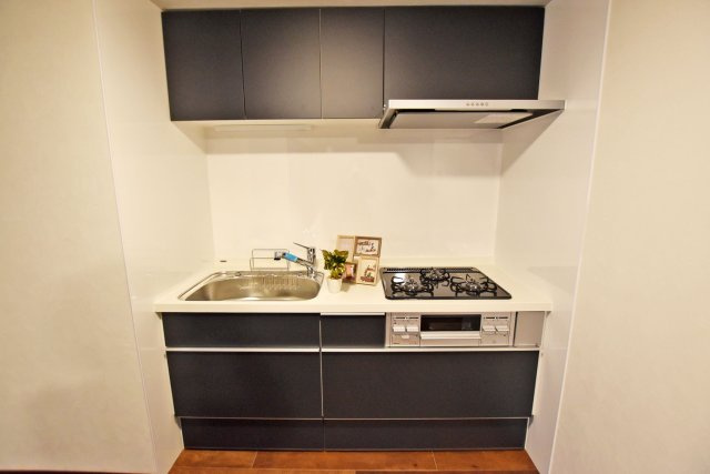 夙川第三コーポラスのキッチン|収納豊富×機能性充実のシステムキッチン◎
生活をピカピカのキッチンでスタートできるのは嬉しいですね！！