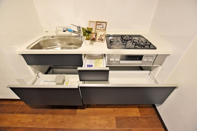 夙川第三コーポラスのキッチン|吊り戸棚、引き出しと満足のいく収納が備わっています。調理器具から調味料までスッキリと整理整頓ができ、綺麗なキッチンが保てます。