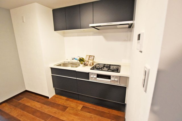 夙川第三コーポラスのキッチン|3口コンロなので同時にたくさんの料理が調理でき家事の時短につながります◎
壁付けキッチンはコンロが壁に向かって設置されているため、リビングダイニングに匂いが広がりにくいメリットがあります！