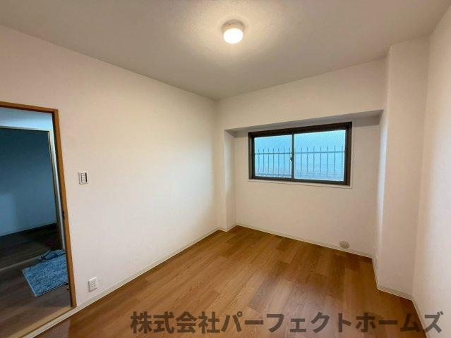 寝屋川サンハイツA棟の洋室|ゆったりした洋室です