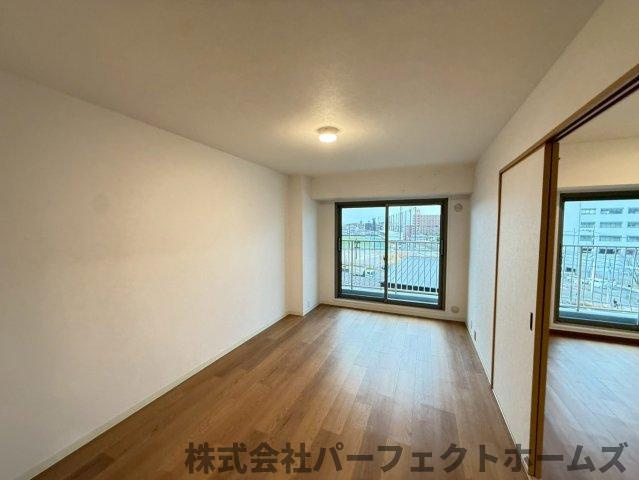 寝屋川サンハイツA棟の洋室|ゆったりした洋室です