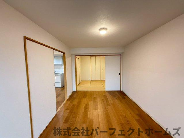 寝屋川サンハイツA棟の洋室|明るい洋室です