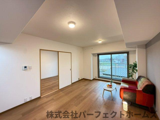 寝屋川サンハイツA棟の居間・リビング