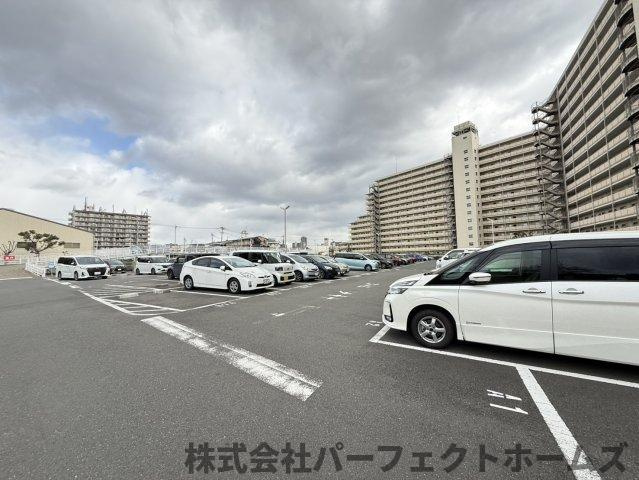 寝屋川サンハイツA棟の駐車場|駐車スペースもあります