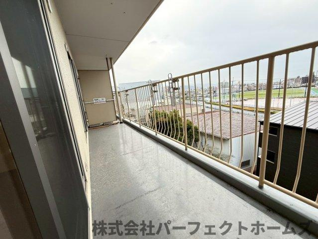 寝屋川サンハイツA棟のバルコニー|バルコニーからの眺めを楽しみながら食事をしませんか