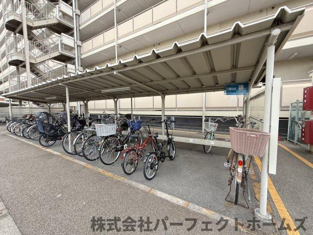寝屋川サンハイツA棟の駐輪場
