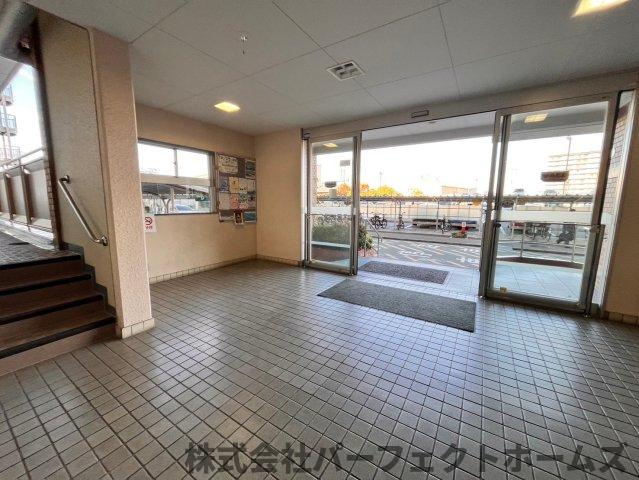 寝屋川サンハイツA棟のロビー