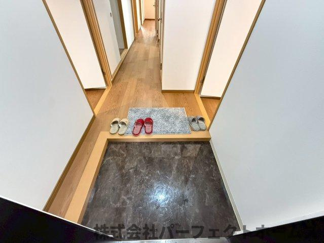 寝屋川サンハイツA棟の玄関|明るい玄関です