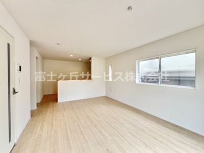 【居間・リビング】 | 駿東郡清水町徳倉 24期 新築一戸建て | 16.2帖のリビングダイニングです