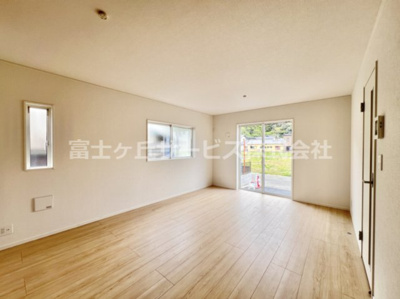 【居間・リビング】 | 駿東郡清水町徳倉 24期 新築一戸建て | こちらのリビングで趣味の時間をお楽しみください