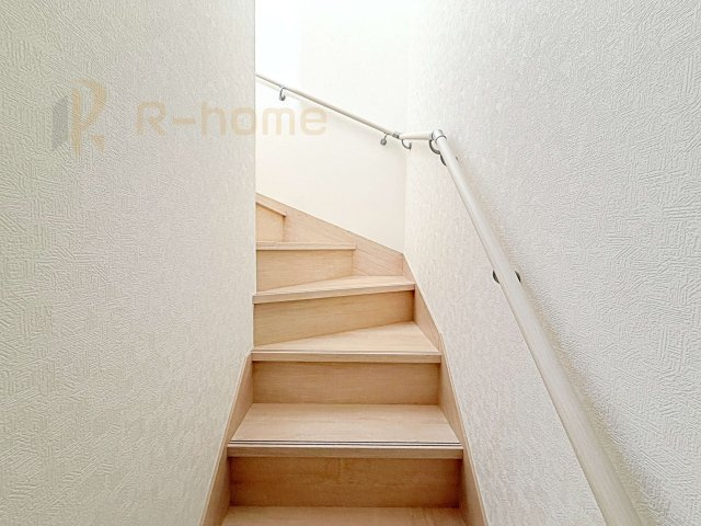 常陸大宮市姥賀町第3　新築戸建て　3号棟の収納|手すりのついた階段！小さなお子様の利用も一安心です♪