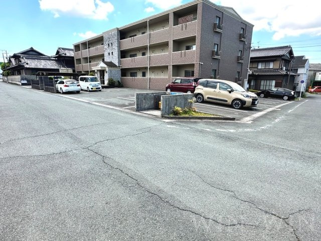 アンピレインの駐車場