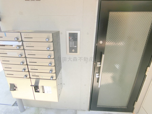 カーサパーチェ糀谷のエントランス|オートロックと宅配ボックス付き