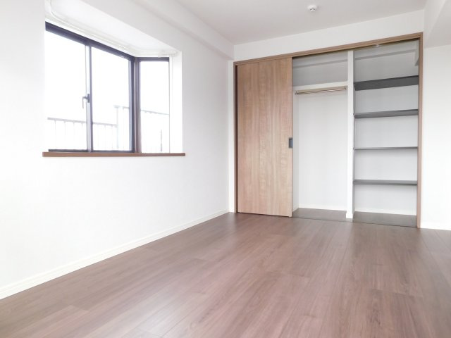 名古屋市中川区春田４丁目の中古マンションの洋室|◇洋室◇　　２面採光で明るい洋室６．０帖　全居室収納完備♪　バルコニー付き　（２０２５年７月リノベーション済）