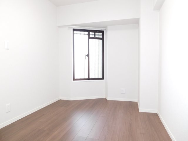 名古屋市中川区春田４丁目の中古マンションの洋室|◇洋室◇　　明るい洋室４．６帖　全居室収納完備♪　（２０２５年７月リノベーション済）