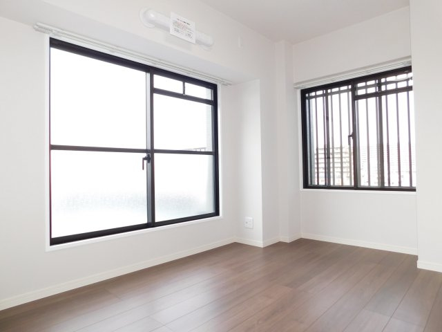 名古屋市中川区春田４丁目の中古マンションの洋室|◇洋室◇　　２面採光で明るい洋室６．０帖　全居室収納完備♪　ルーフガーデン付き　（２０２５年７月リノベーション済）