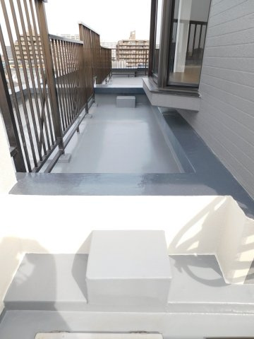 名古屋市中川区春田４丁目の中古マンションのバルコニー|◇バルコニーからルーフガーデン◇　南面のバルコニーからルーフガーデンへ移動もできます♪