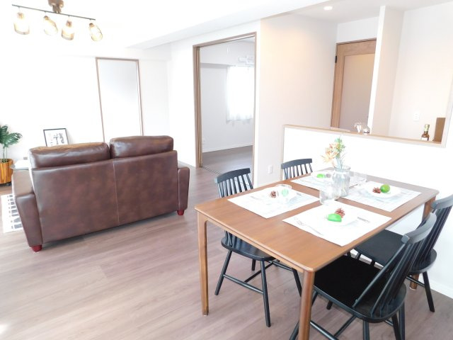 名古屋市中川区春田４丁目の中古マンションの居間・リビング|◇リビング◇　　南向きで明るいリビング１５．４帖　バルコニー付き♪（２０２５年７月リノベーション済）