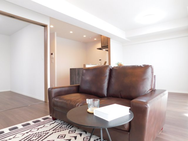 名古屋市中川区春田４丁目の中古マンションの居間・リビング|◇リビング◇　　南向きで明るいリビング１５．４帖　隣の洋室と続き間で２０．４帖の広々空間になります♪　（２０２５年７月リノベーション済）