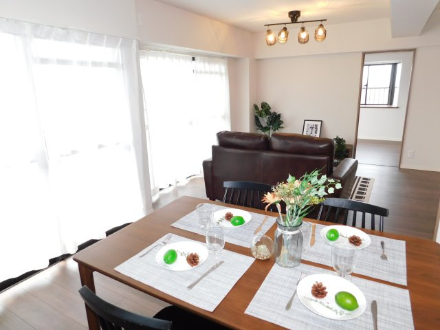 名古屋市中川区春田４丁目の中古マンションの居間・リビング|◇リビング◇　　南向きで明るいリビング１５．４帖　間接照明の温もりを感じられるリビング♪　（２０２５年７月リノベーション済）