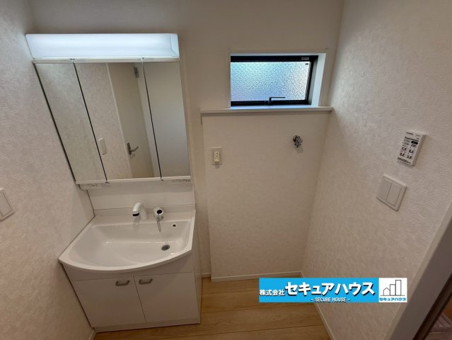 【同施工物件ご案内可能】愛知郡東郷町諸輪　全4棟の内観：施工例|【洗面台イメージ】
◆鏡の裏にはたっぷりと収納スペースを標準装備！
◆電源を付属しているのでドライヤーなど利用できます。