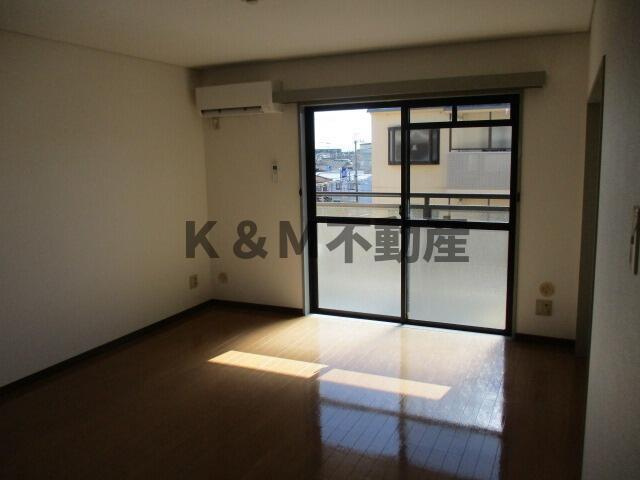 センターパーク新柏Ａ棟（Ｅ－２０７Ａ）の居間・リビング|こちらのリビングで趣味の時間をお楽しみください