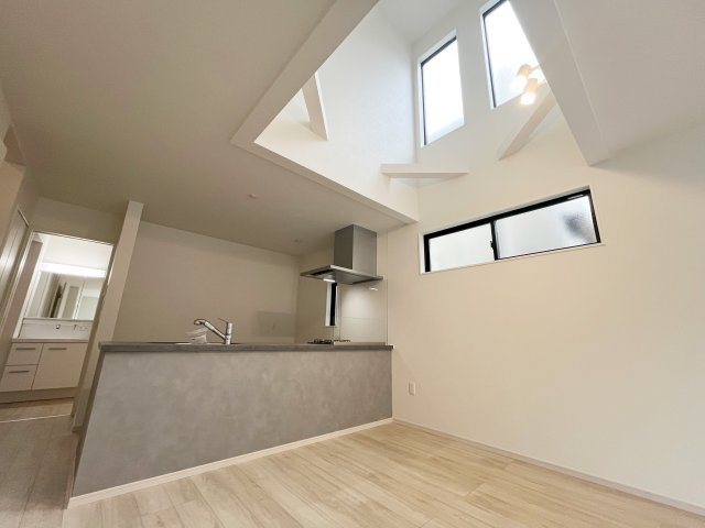 北中3丁目の居間・リビング|吹き抜け構造になっておりデザイン性も高いです♪