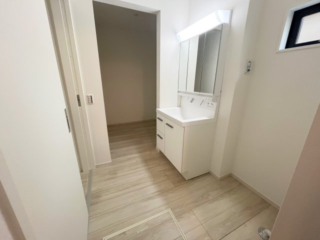 北中3丁目の洗面所|洗面横のスペースは一連の選択作業が全て完結！ストック類なども収納可能♪