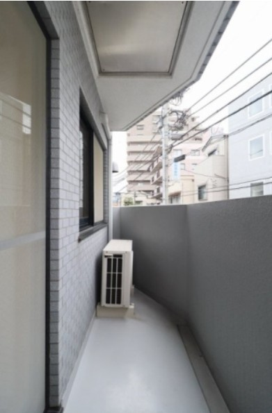 ルーブル野方のバルコニー