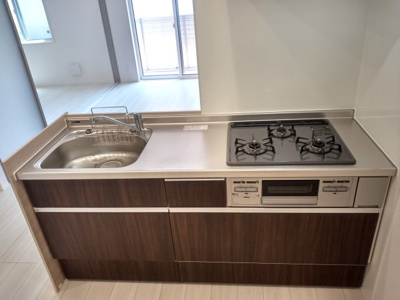 【キッチン】 | D-ROOM川北 | 3口ガスコンロ付きシステムキッチン※イメージです