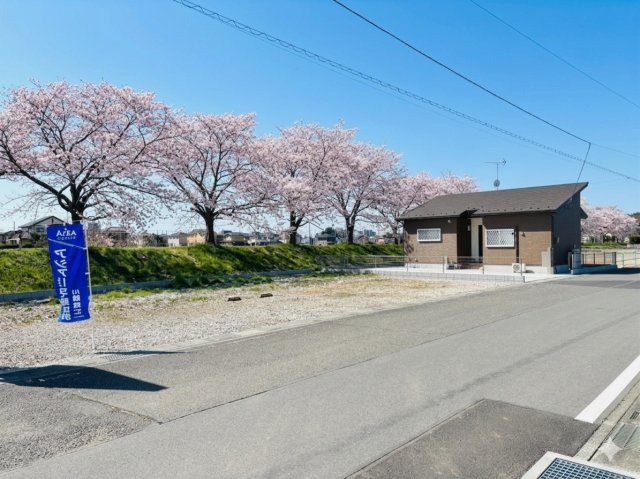 敷地面積６３坪　売地　川越市渋井のその他|北側公道約７ｍ！接道幅がとても広く、お車の出し入れもラクラクです♪
※桜はイメージ画像です