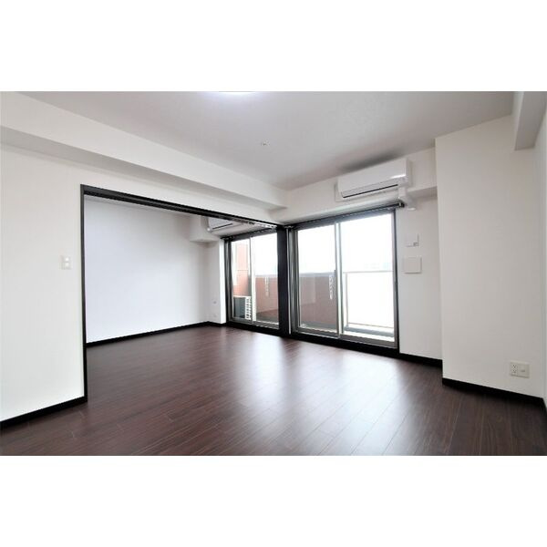 ORSUS新大阪(旧プレジオ新大阪ROUGE)の居間・リビング