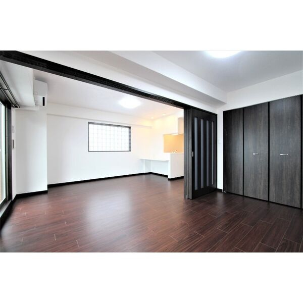 ORSUS新大阪(旧プレジオ新大阪ROUGE)の居間・リビング