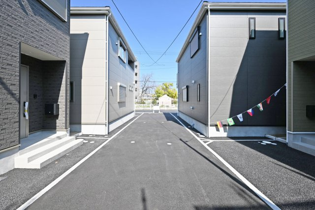 クレイドルガーデン尼崎市食満7丁目新築一戸建て｜3SLDK＋駐車1台可の前面道路含む現地写真|前面道路幅員、約6ｍ（水路含む）	