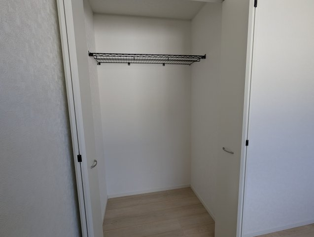 茨城町長岡第４の収納|クローゼット内にキャストなどを置いていただき、スペースの有効活用を！（同施工物件写真）