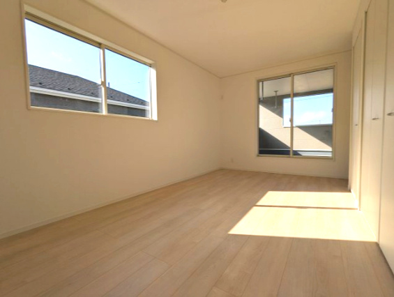 茨城町長岡第４の洋室|洋室です。陽当たりが良くサッシにはペアーガラスを採用高い断熱性による省エネで快適な暮らしを～！（同施工物件写真）