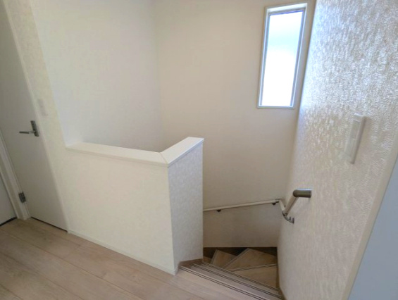 茨城町長岡第４の内装|窓付きの階段は明るく、手すり付きで小さなお子様でも安心です（同施工物件写真）