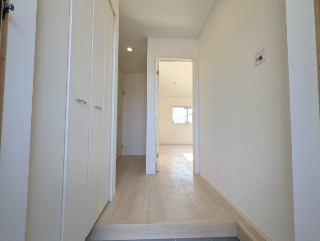 茨城町長岡第４の玄関|明るい玄関で一日の始まりの扉をあけてでかけましょう♪（同施工物件写真）