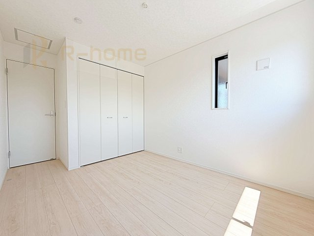 常陸大宮市姥賀町第3　新築戸建て　6号棟の洋室|お部屋のサッシにはペアガラスを採用、高い断熱性による省エネと結露対策に有効です♪
