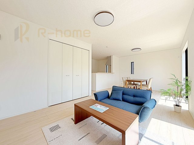 常陸大宮市姥賀町第3　新築戸建て　6号棟の居間・リビング|広々としたLDK♪充分な広さがあり、ご家族でインテリアのレイアウトを考えるのも楽しみですね！